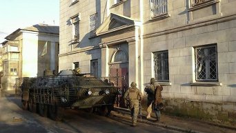 Бронетехника силовиков на месте изъятия большой партии оружия и боеприпасов в общежитии Мариуполя