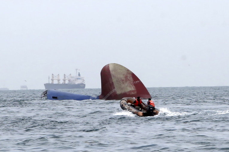 Спасатели Индонезии приближаются к затонувшему грузовому судну MV Thorco Cloud недалеко от индонезийского острова Батам