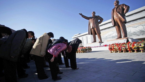 Северокорейцы кланяются бронзовым статуим лидеров Ким Чен Иру и его отцу, Ким Ир Сену
