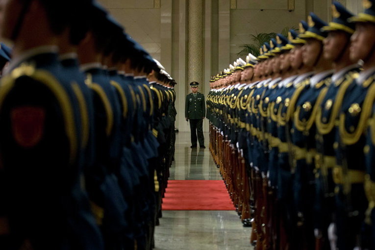 Члены китайского почетного караула готовятся к торжественной встрече премьер-министра России Дмитрия Медведева в Большом зале народных собраний в Пекине, Китай