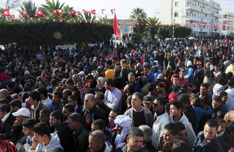 Тунисцы собираются в Сиди-Бузиде, чтобы отметить пятую годовщину беспорядков в Тунисе