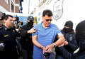 Полицейские с бывшим президентом Федерации футбола Сальвадора Рейнальдо Васкесом после его ареста в Сан-Сальвадоре, Сальвадор