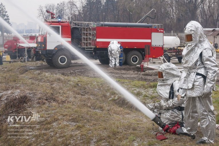 Учения пожарных и спасателей в столичном аэропорту Киев