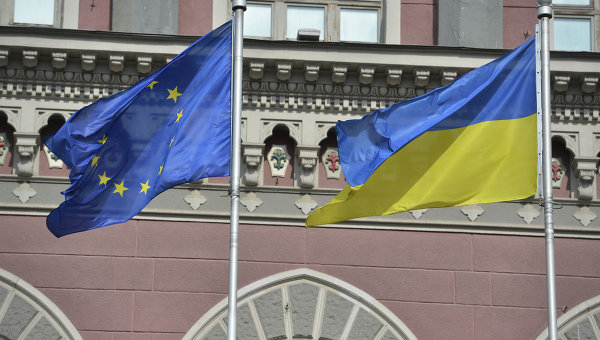 Флаги Европейского Союза и Украины на фоне здания Национального банка Украины