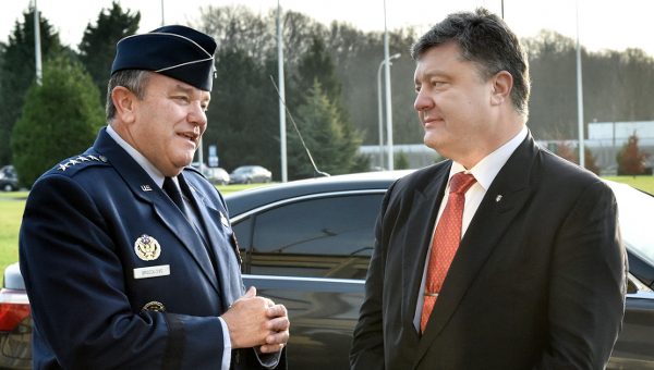 Генерал Филип Бридлав и Петр Порошенко