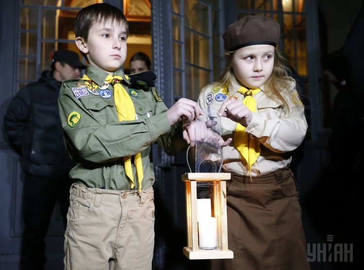 Торжественная передача общине Киева Вифлеемского огня мира в Софии Киевской