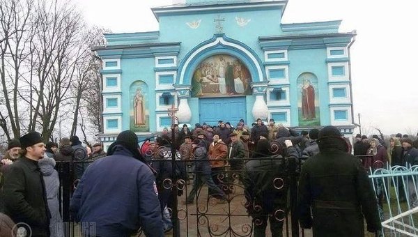 Возле храма УПЦ в селе Птичья Ровенской области