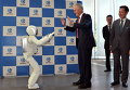 Премьер-министр Австралии Малькольм Тернбулл и робот японского автопроизводителя Honda Motor Ко Asimo в Национальном музее развивающейся науки и инноваций в Токио