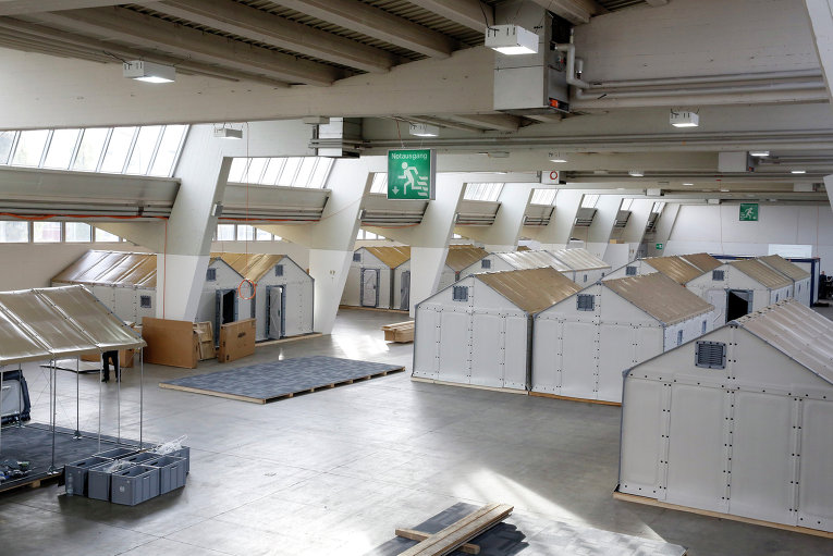 Палаточный городок для мигрантов в выставочном зале в Цюрихе