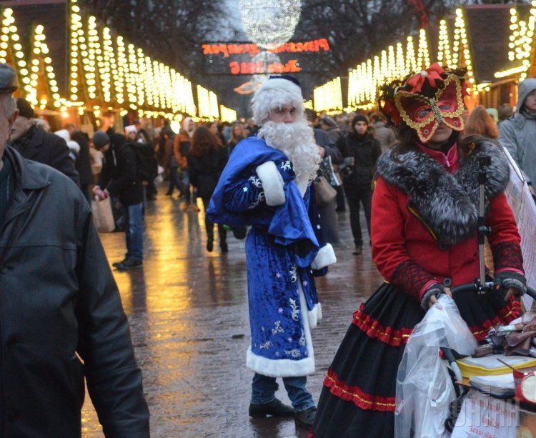 Во Львове открыли новогоднюю елку и рождественскую ярмарку
