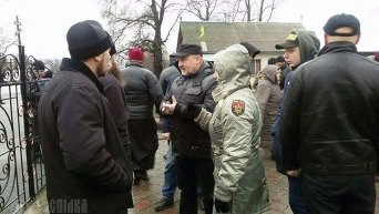 В Ровенской области представители УПЦ МП и КП заблокировали церковь