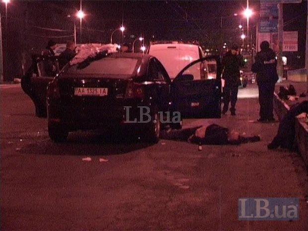 Неизвестные на автомобиле BMW расстреляли из огнестрельного оружия автомобиль Volvo на Оболони в Киеве (18+)