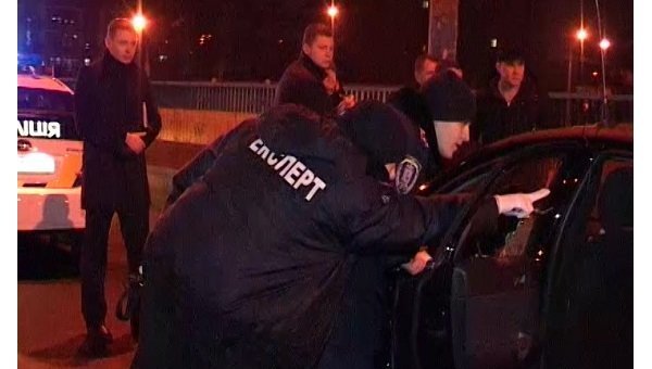 Неизвестные на автомобиле BMW расстреляли из огнестрельного оружия автомобиль Volvo на Оболони в Киеве