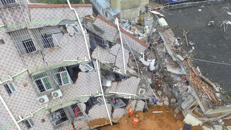 Вид с воздуха. Спасатели ищут выживших в поврежденном здании после оползня в Шэньчжэне, Китай