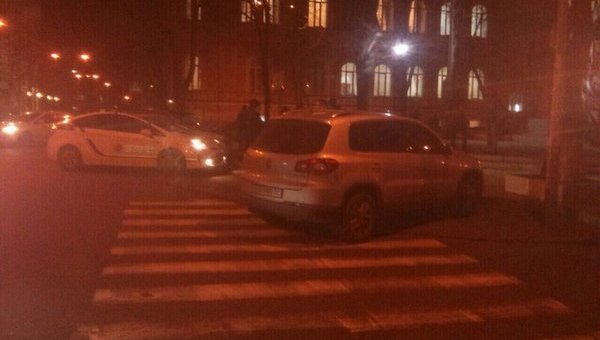 Авто нардепа Игоря Луценко на зебре в Киеве