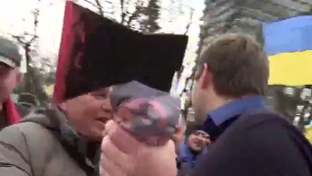 Протестующие из Кривого Рога вручили Парасюку топор. Видео