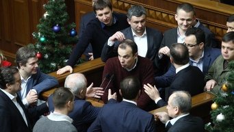 Депутаты Рады заблокировали трибуну с требованием рассмотреть вопрос назначения внеочередных выборов мэра Кривого Рога