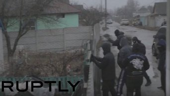 Азов забрасывает камнями дом полицейского в Краснокутске Харьковской области