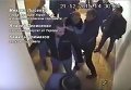 Народный депутат Андрей Денисенко ломает дверь в техническое помещение Днепропетровского городского совета