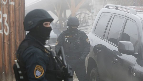 Боснийские полицейские в ходе спецоперации в пригороде Сараево