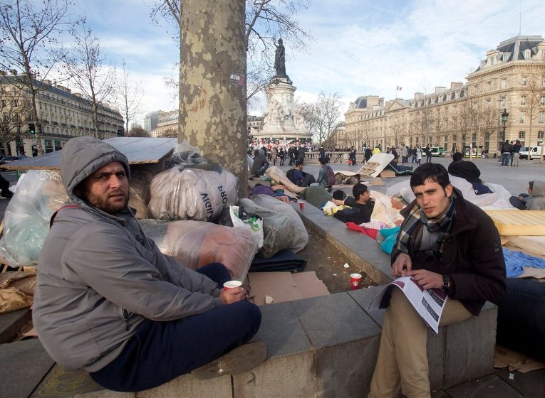 Афганские мигранты на площади Республики в Париже