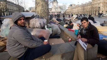 Афганские мигранты на площади Республики в Париже