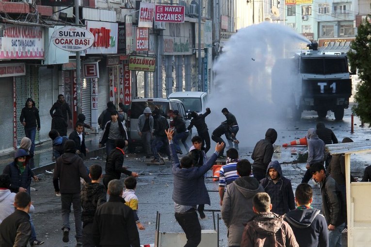 Полиция при помощи водометов разгоняет протестующих в Турции