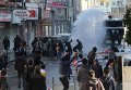 Полиция при помощи водометов разгоняет протестующих в Турции