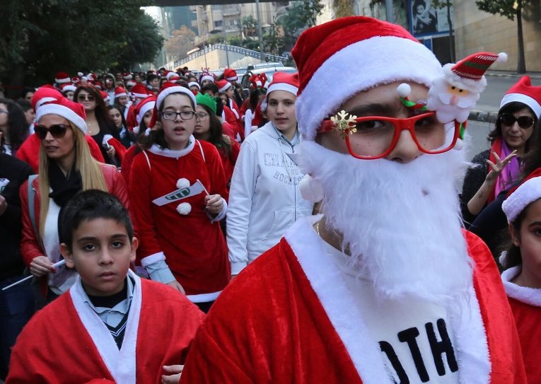 Студенты, переодетые в Санта Клаусов, на параде Рождества в Бейруте