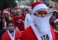 Студенты, переодетые в Санта Клаусов, на параде Рождества в Бейруте