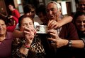 Победители лотереи в Испании демонстрируют выигрышный билет