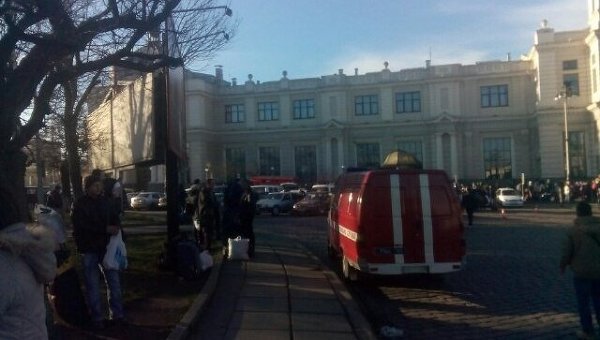 Ситуация возле железнодорожного вокзала во Львове после сообщения о минировании. 23 декабря 2015 года