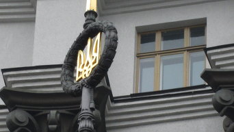 Герб Украины на флагштоке у здания Кабмина. Архивное фото