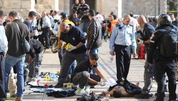 Израильская полиция рядом с телом напавшего на них палестинца. Архивное фото