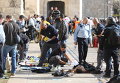 Израильская полиция рядом с телом убитого палестинца, который попытался напасть с ножом в Старом городе Иерусалима