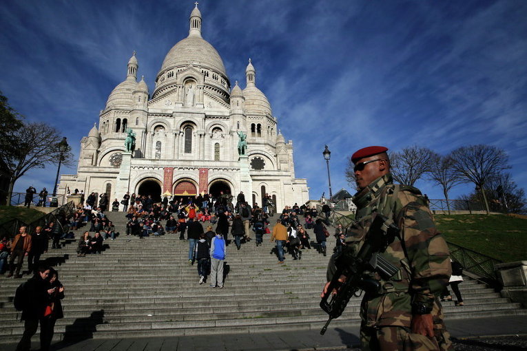 Солдаты патрулируют район перед базиликой Сакре-Кер в Париже