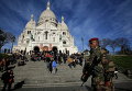 Солдаты патрулируют район перед базиликой Сакре-Кер в Париже