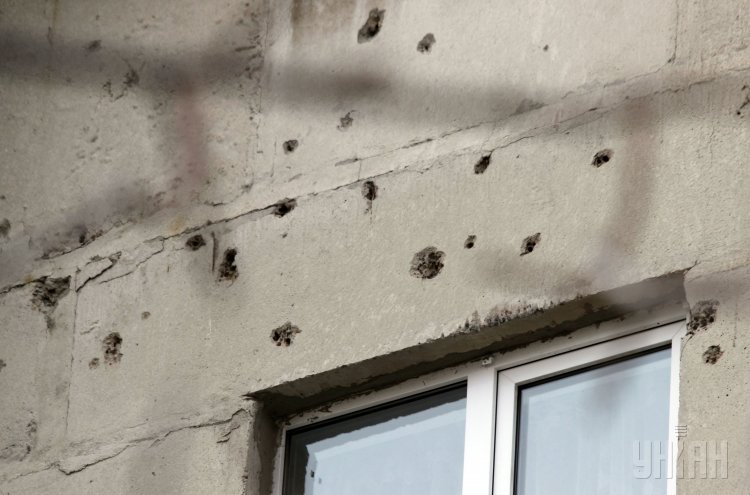 Последствия обстрелов жилых домов Мариуполя