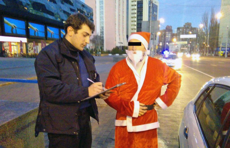 Мужчина в костюме Санта-Клауса, остановленный в Киеве за нарушение ПДД