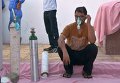 Мужчине оказывают помощь после пожара в клинике в Джизане