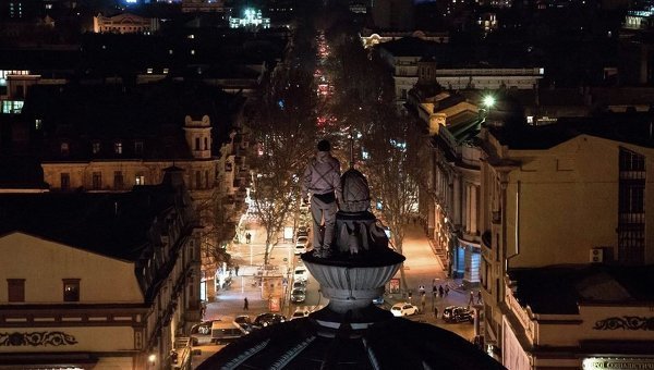 Руфер Мустанг залез на шпиль Оперного театра в Одессе