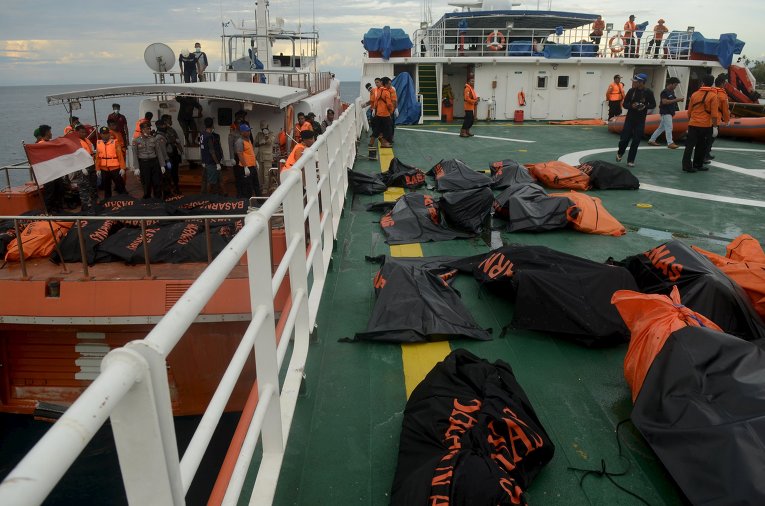 Крытые тела жертв затонувшего парома, потерпевшего крушение у острова Сулавеси в центральной Индонезии