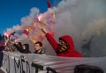 Возле здания облсовета в Запорожье футбольные фаны устроили файер-шоу