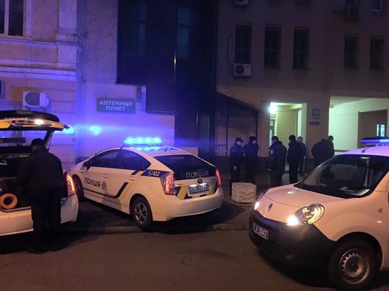 Полиция у госпиталя СБУ в Киеве, куда привезли Геннадия Корбана