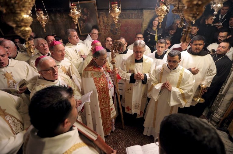 Патриарх Иерусалима латинского обряда Фуад Туаль провел всенощную мессу в церкви Рождества в Вифлееме на Западном берегу реки Иордан