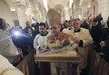 Патриарх Иерусалима латинского обряда Фуад Туаль провел всенощную мессу в церкви Рождества в Вифлееме на Западном берегу реки Иордан