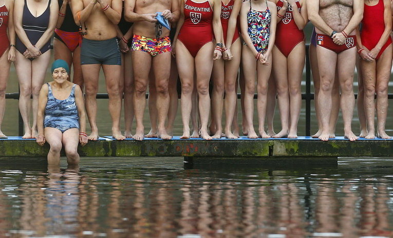 Пловцы готовятся к участию в ежегодном заплыве в канун Рождества за Кубок Питера Пэна в реке в Гайд-парк, Лондон