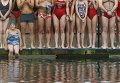 Пловцы готовятся к участию в ежегодном заплыве в канун Рождества за Кубок Питера Пэна в реке в Гайд-парк, Лондон
