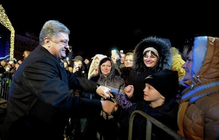 Петр Порошенко с семьей на Софийской площади в Киеве