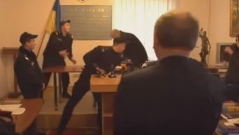 Денисенко бросает бутылку в судью. Видео